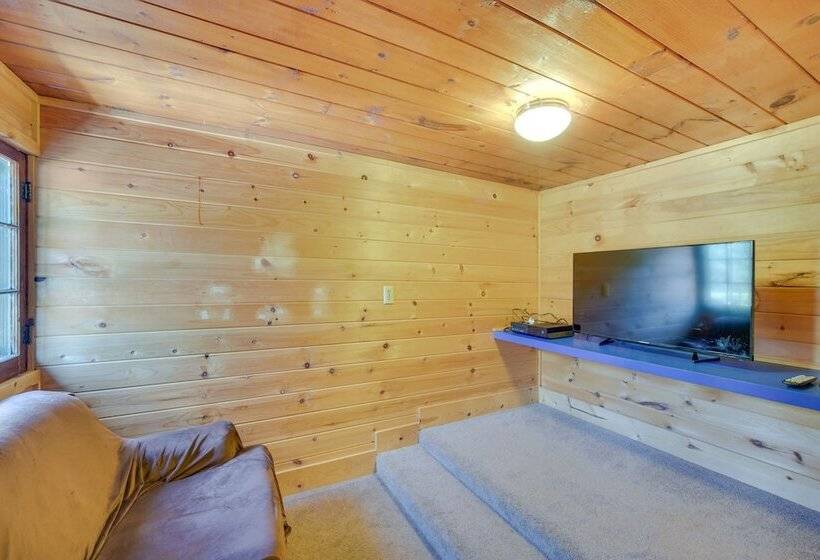 Spacious Winter Retreat W/ River Access + Kayaks!