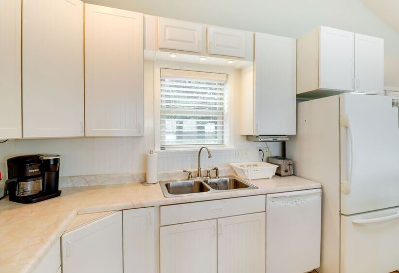 Spacious Yellville Retreat W/ Deck & Balcony