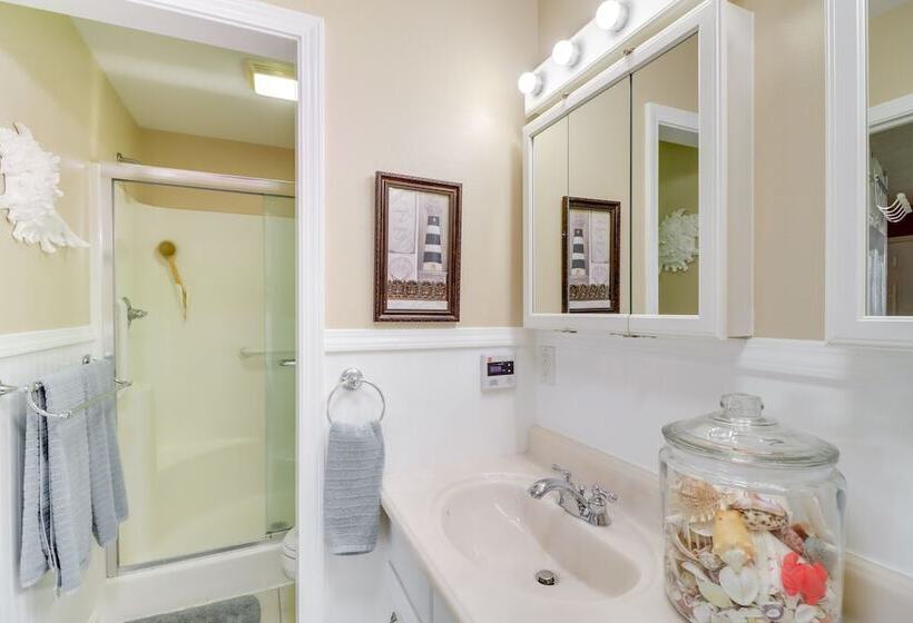 Spacious Yellville Retreat W/ Deck & Balcony