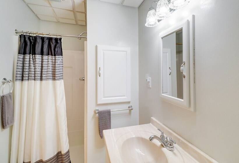 Spacious Yellville Retreat W/ Deck & Balcony