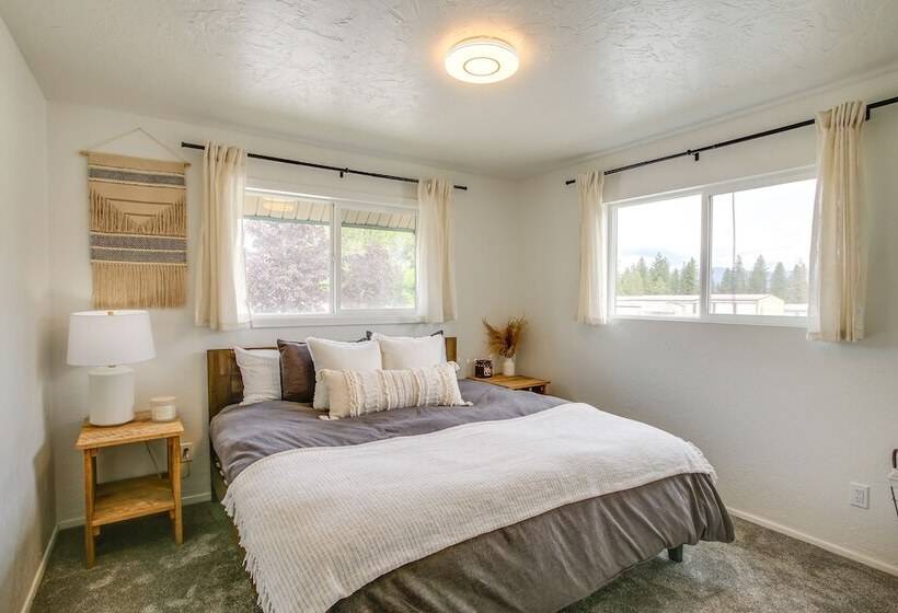 Spirit Lake Home W/ Fenced Yard: 1 Mi To Water!