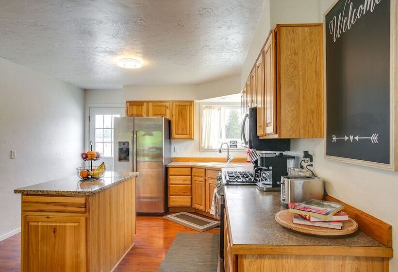 Spirit Lake Home W/ Fenced Yard: 1 Mi To Water!