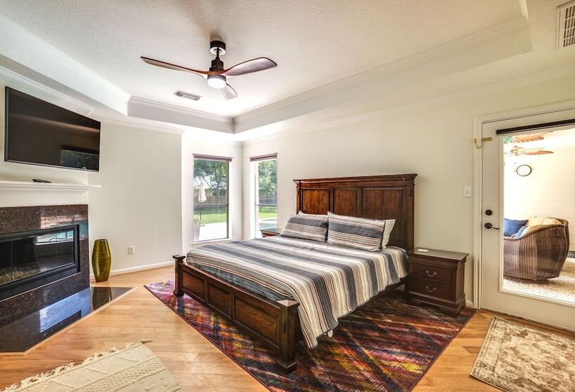 Montgomery Home: Yard, Heated Pool, & Hot Tub!