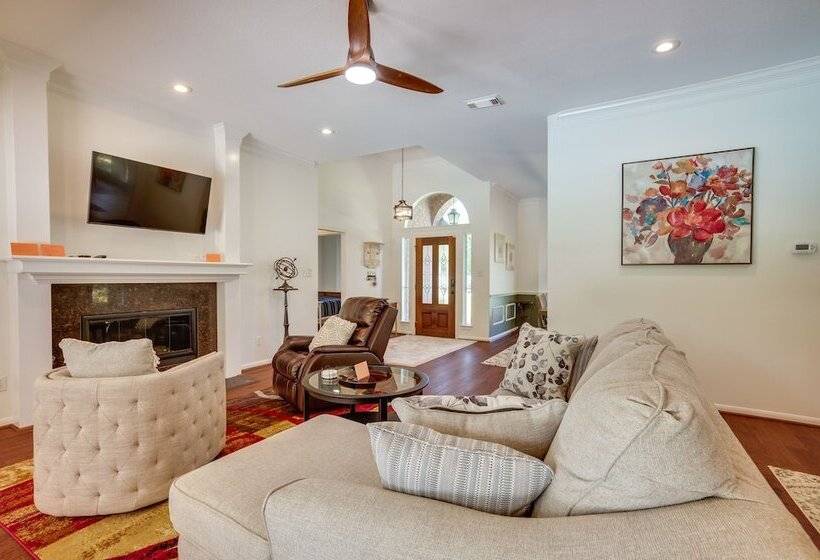 Montgomery Home: Yard, Heated Pool, & Hot Tub!