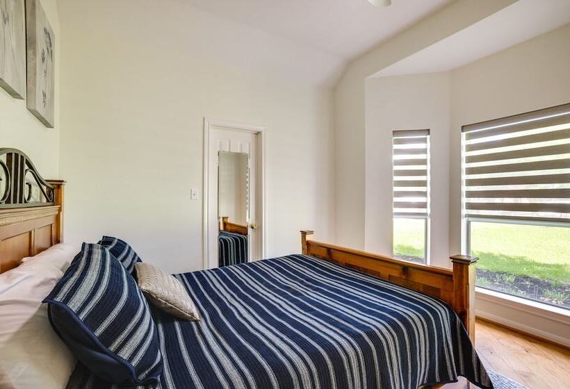 Montgomery Home: Yard, Heated Pool, & Hot Tub!