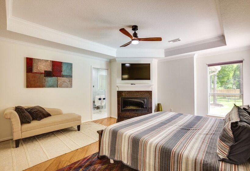 Montgomery Home: Yard, Heated Pool, & Hot Tub!