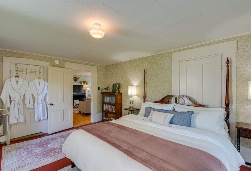 Springvale Farm: Freedom Home With Hiking Trail!