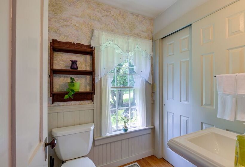 Springvale Farm: Freedom Home With Hiking Trail!