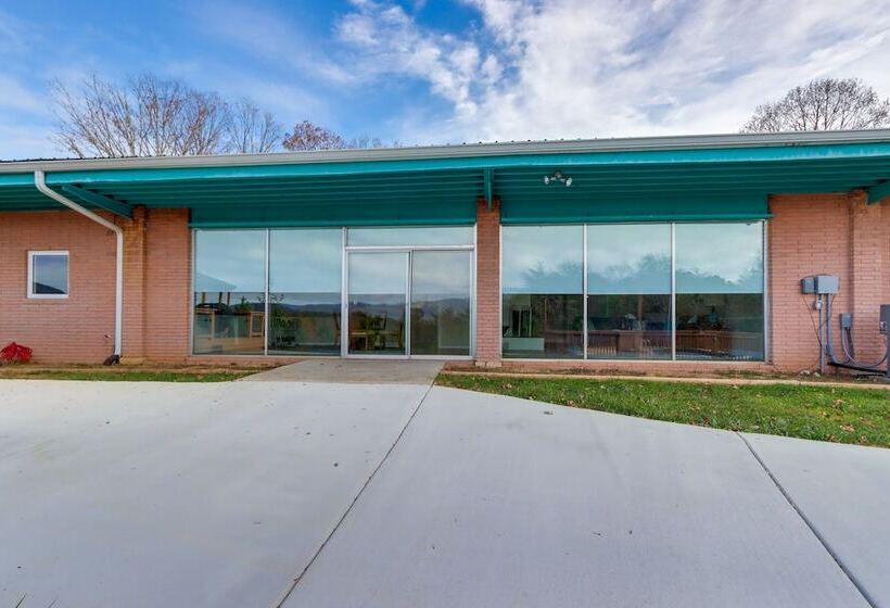 Stunning Copperhill Retreat W/ Mountain Views!