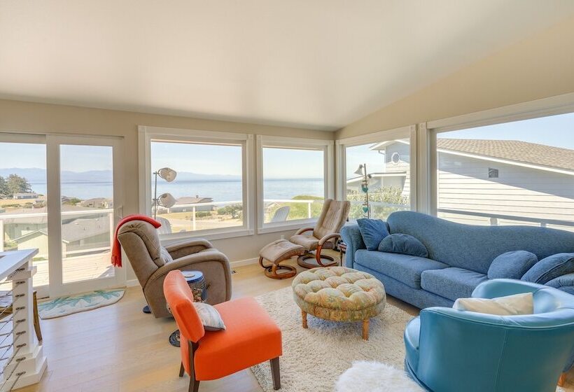 Stunning Home In Coupeville W/ Deck + Beach Access