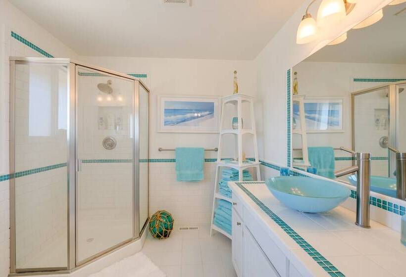 Stunning Home In Coupeville W/ Deck + Beach Access