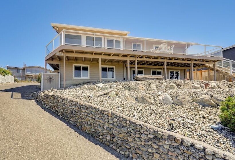 Stunning Home In Coupeville W/ Deck + Beach Access