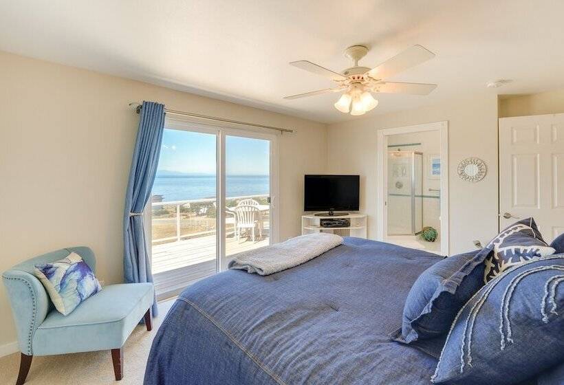 Stunning Home In Coupeville W/ Deck + Beach Access