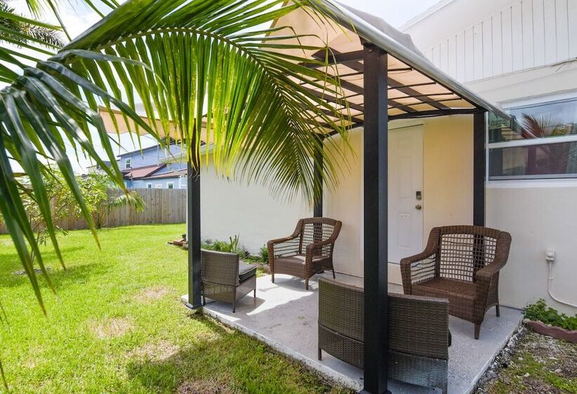 Patio + Yard: Family Friendly Miami Oasis!