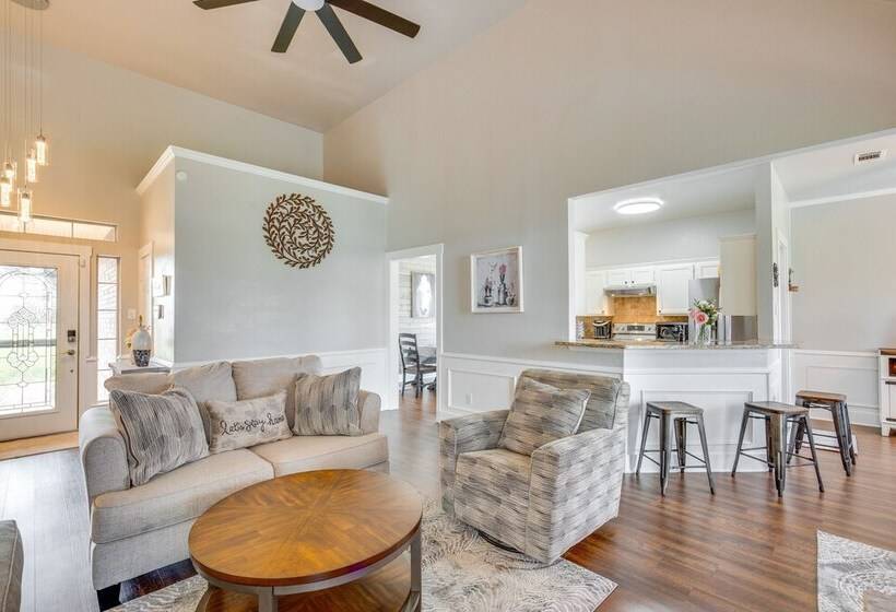 Stunning Van Alstyne Retreat W/ Patio & Fireplace!