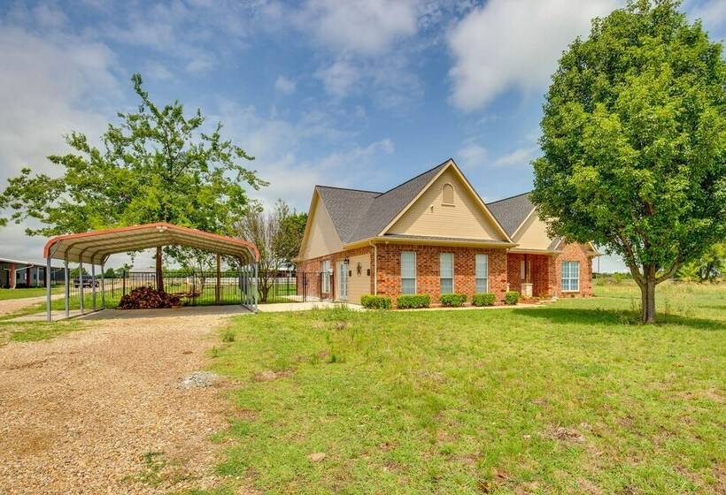 Stunning Van Alstyne Retreat W/ Patio & Fireplace!