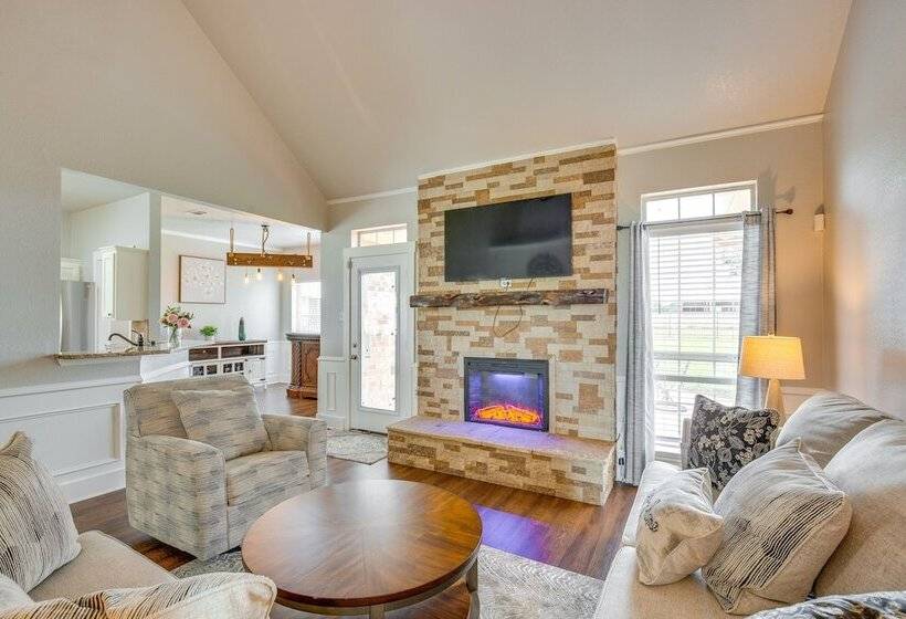 Stunning Van Alstyne Retreat W/ Patio & Fireplace!