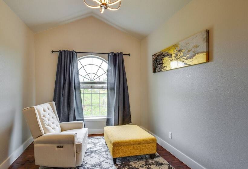 Stunning Van Alstyne Retreat W/ Patio & Fireplace!