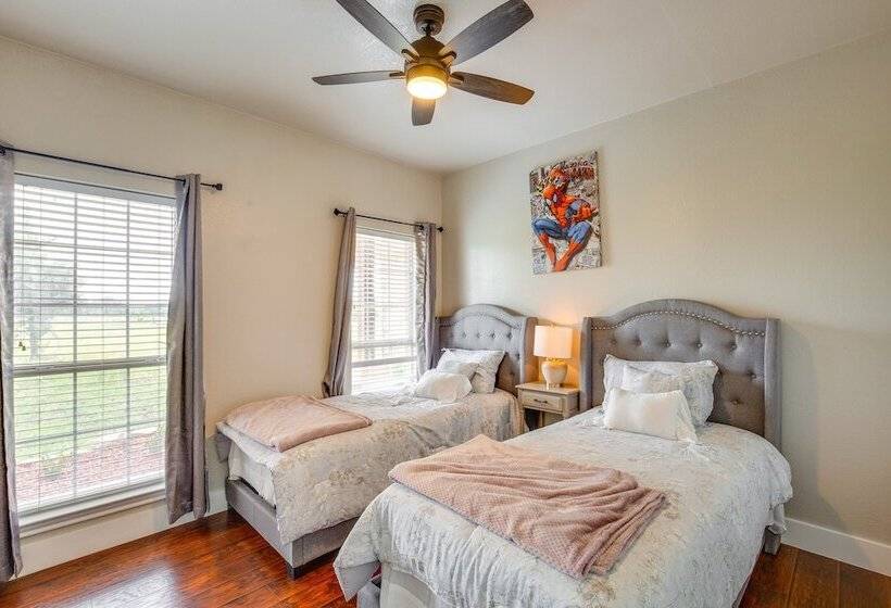 Stunning Van Alstyne Retreat W/ Patio & Fireplace!