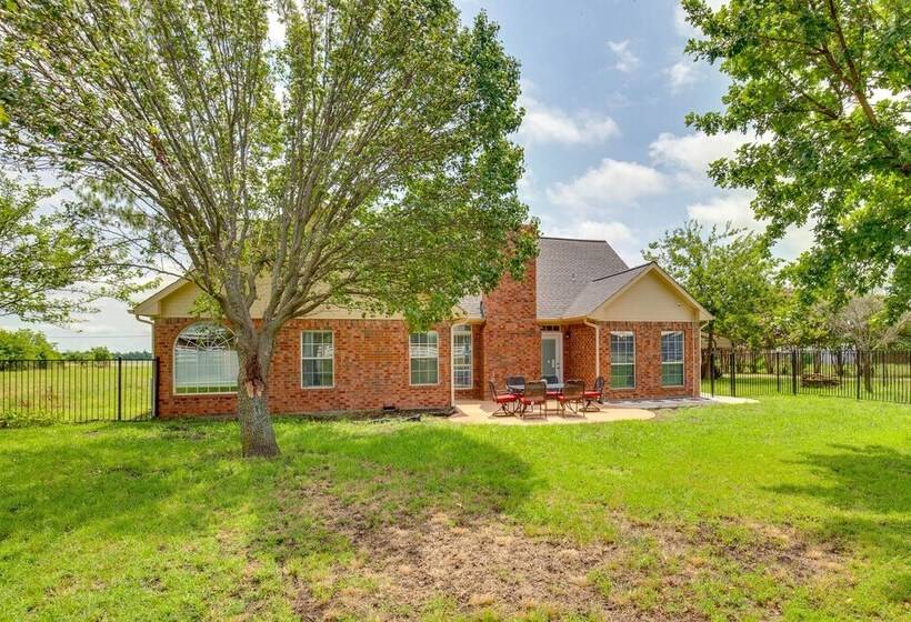 Stunning Van Alstyne Retreat W/ Patio & Fireplace!