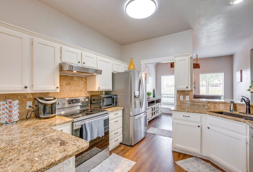 Stunning Van Alstyne Retreat W/ Patio & Fireplace!