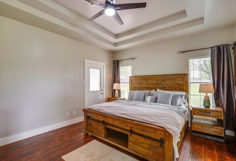 Stunning Van Alstyne Retreat W/ Patio & Fireplace!