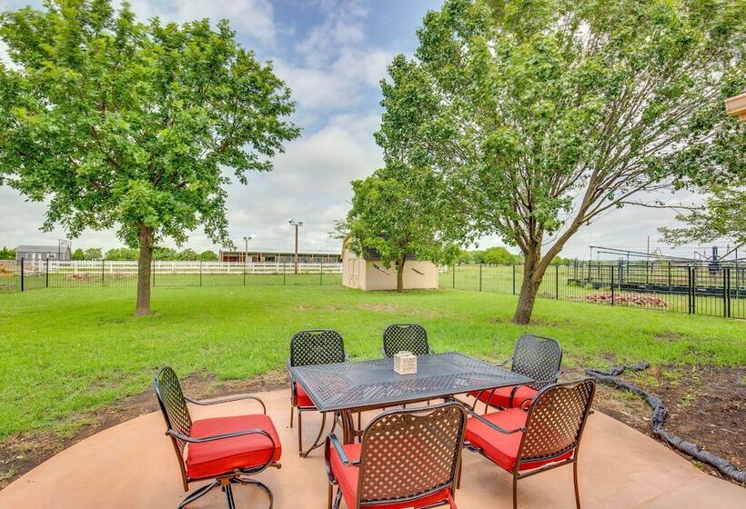 Stunning Van Alstyne Retreat W/ Patio & Fireplace!