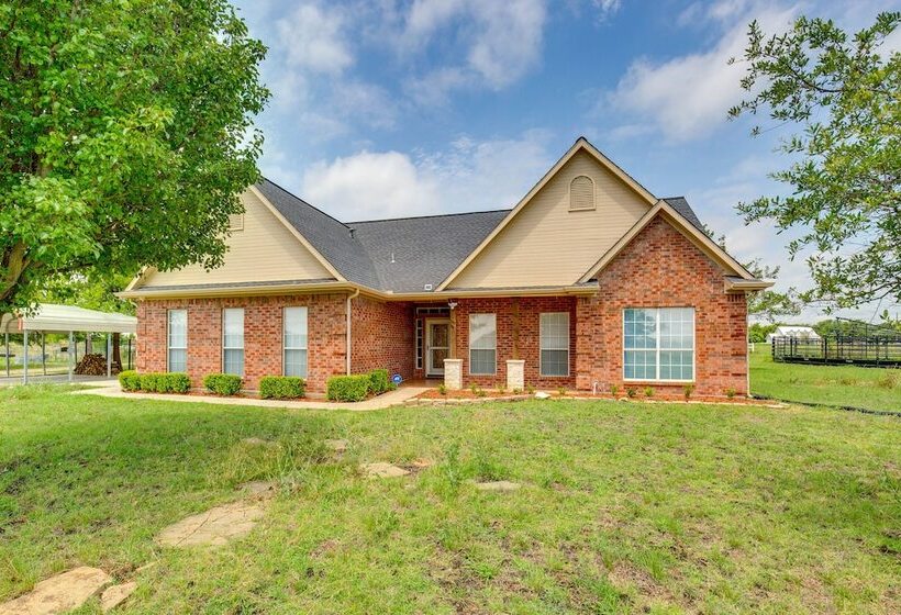 Stunning Van Alstyne Retreat W/ Patio & Fireplace!