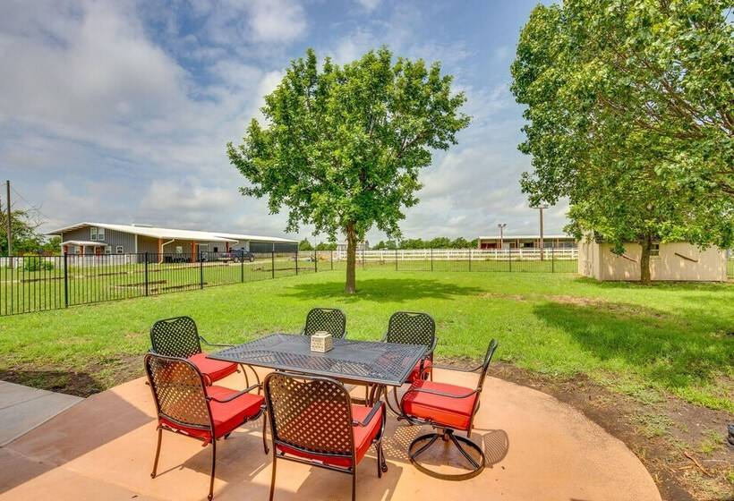 Stunning Van Alstyne Retreat W/ Patio & Fireplace!
