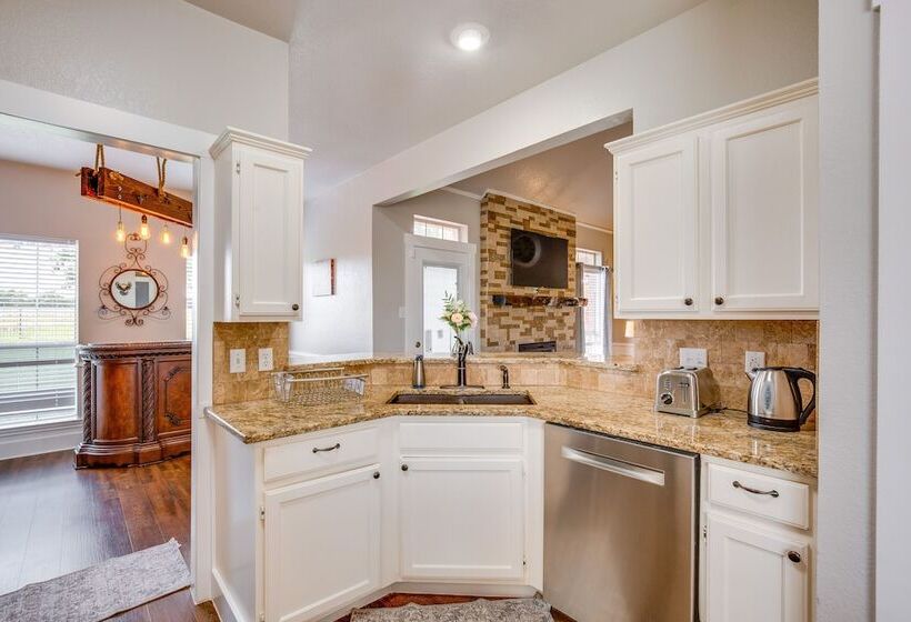 Stunning Van Alstyne Retreat W/ Patio & Fireplace!