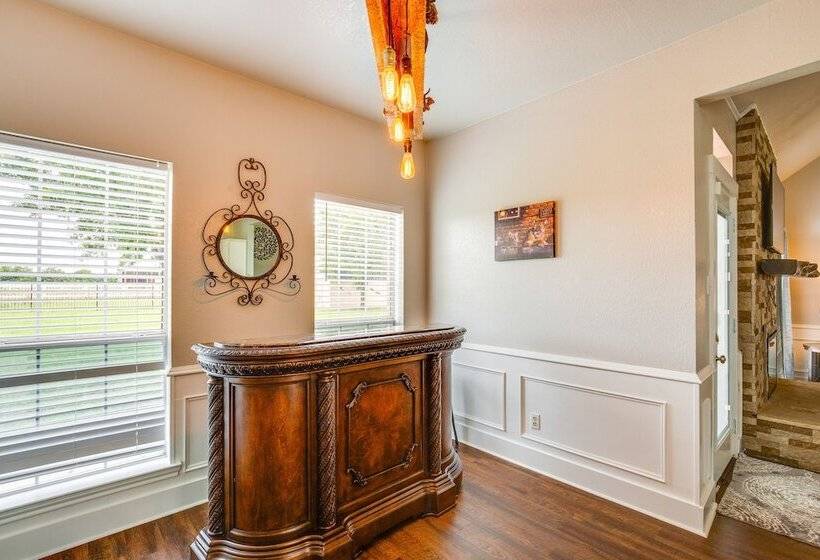 Stunning Van Alstyne Retreat W/ Patio & Fireplace!