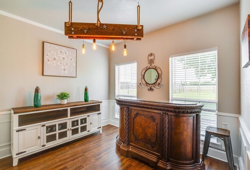 Stunning Van Alstyne Retreat W/ Patio & Fireplace!