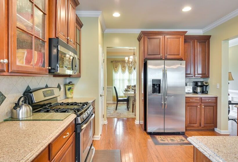 Summerville Getaway W/ Pool Access: Near Golf!