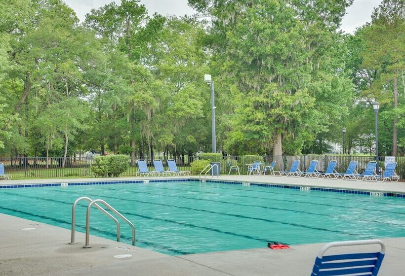 Summerville Getaway W/ Pool Access: Near Golf!