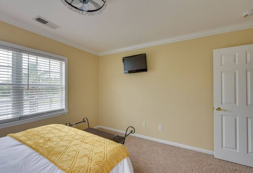 Summerville Getaway W/ Pool Access: Near Golf!