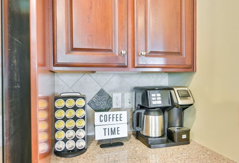 Summerville Getaway W/ Pool Access: Near Golf!