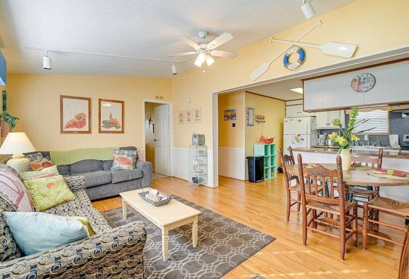 Surfside Beach Home W/ Community Perks Near Ocean!