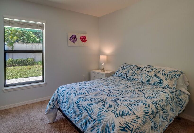 Tavares Retreat W/ Covered Patio & Private Yard