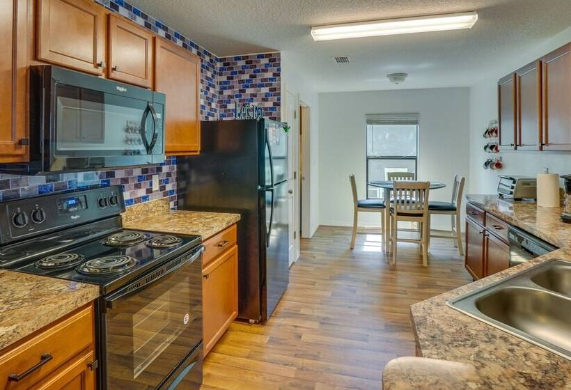 Tavares Retreat W/ Covered Patio & Private Yard