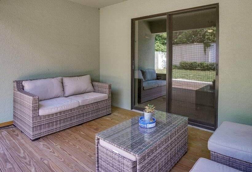 Tavares Retreat W/ Covered Patio & Private Yard