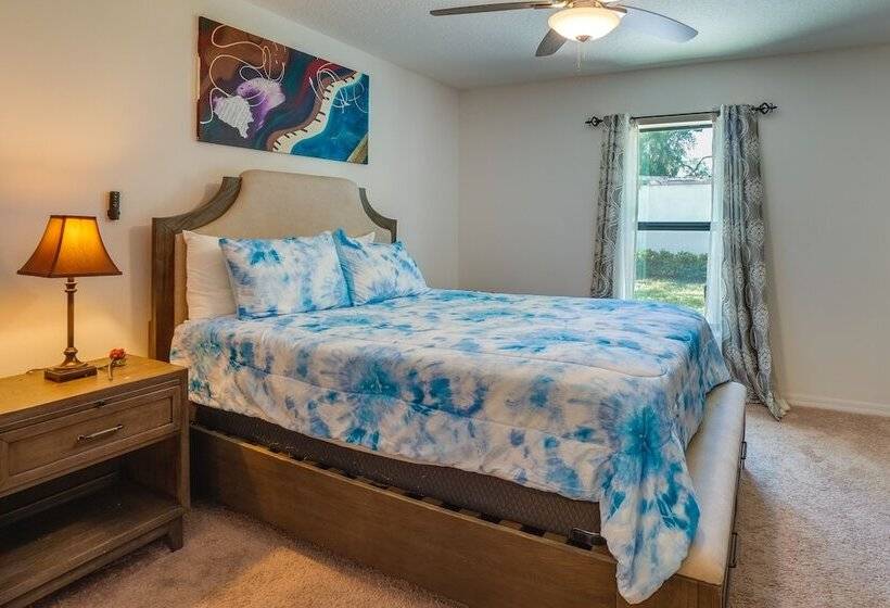 Tavares Retreat W/ Covered Patio & Private Yard