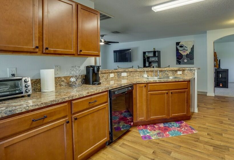 Tavares Retreat W/ Covered Patio & Private Yard