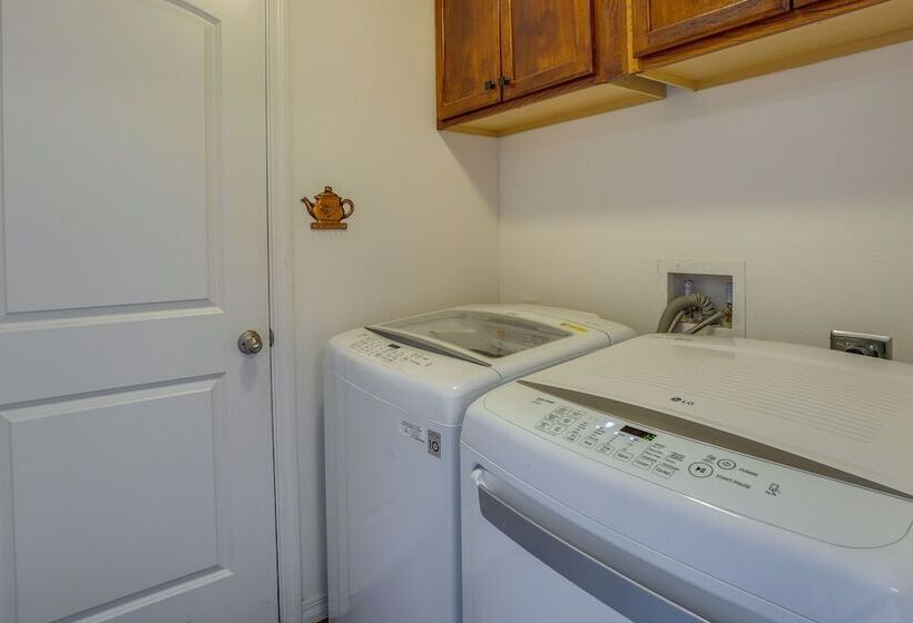 Tavares Retreat W/ Covered Patio & Private Yard