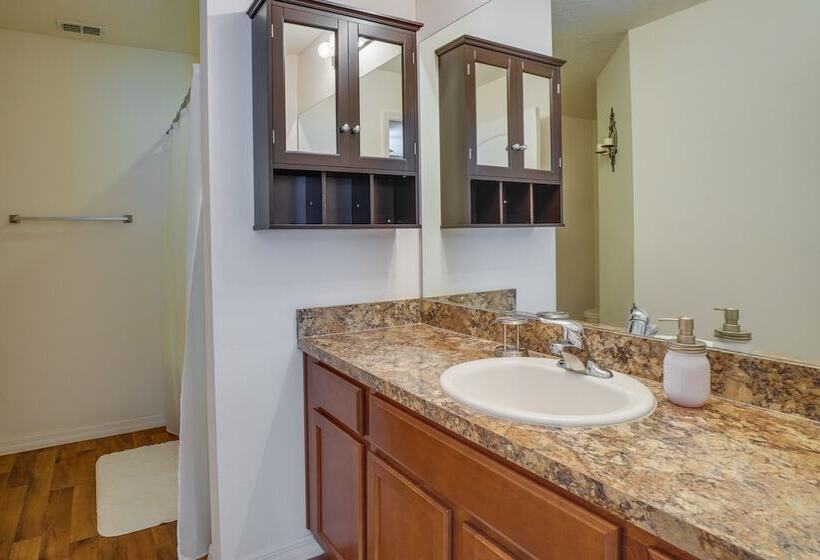 Tavares Retreat W/ Covered Patio & Private Yard