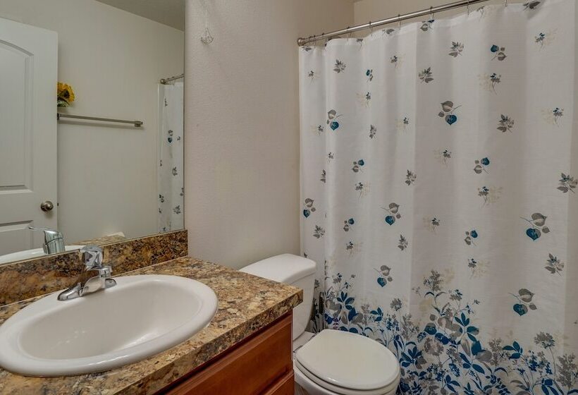 Tavares Retreat W/ Covered Patio & Private Yard