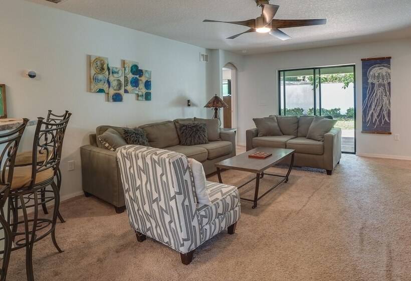 Tavares Retreat W/ Covered Patio & Private Yard