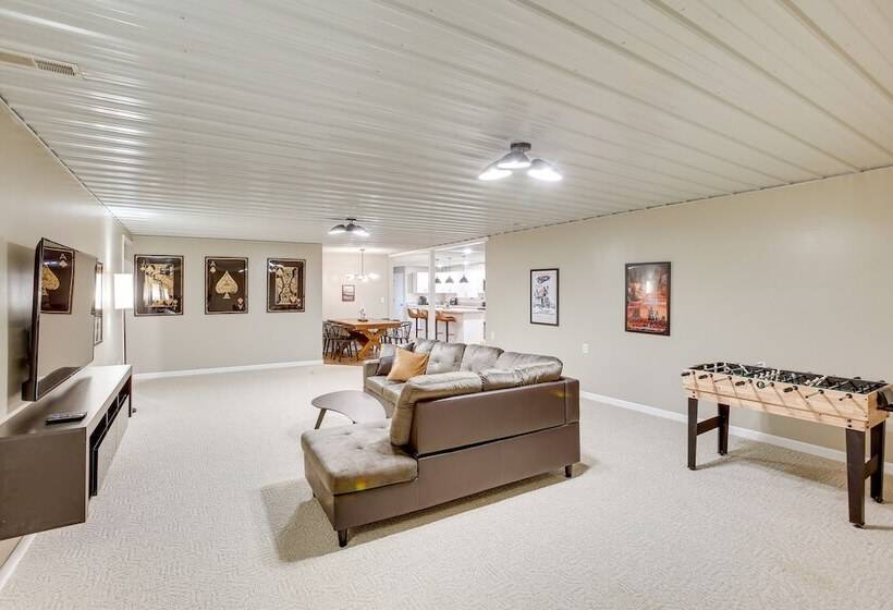 Private Pool & Hot Tub: Expansive Cedar Hill Home