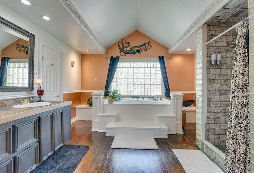 Texas Escape W/ Private Pool, Grill & Balconies!