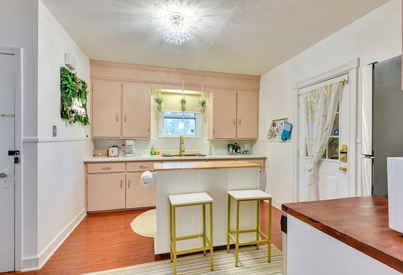 Themed New York Home ~ 2 Mi To Niagara Falls!