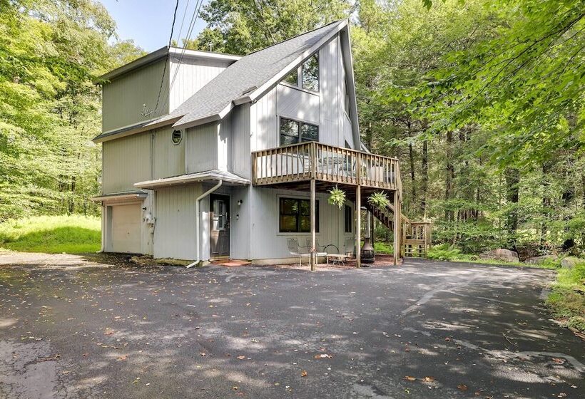 Traditional Blakeslee Chalet: Deck & Lake Access!